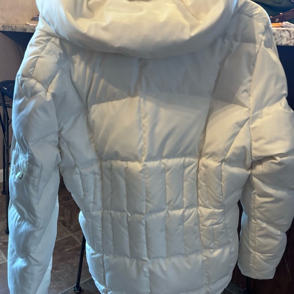 Beautiful, NWOT, Women’s Med. White Puffer. Cozy & Flattering, Slimming Waist. - Picture 3 of 8